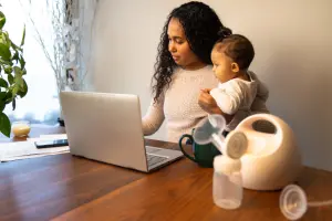 Photo d'une femme qui travail et tire son lait.