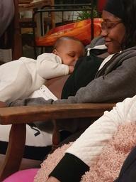 Maman en Biological Nuturing avec son bébé au sein